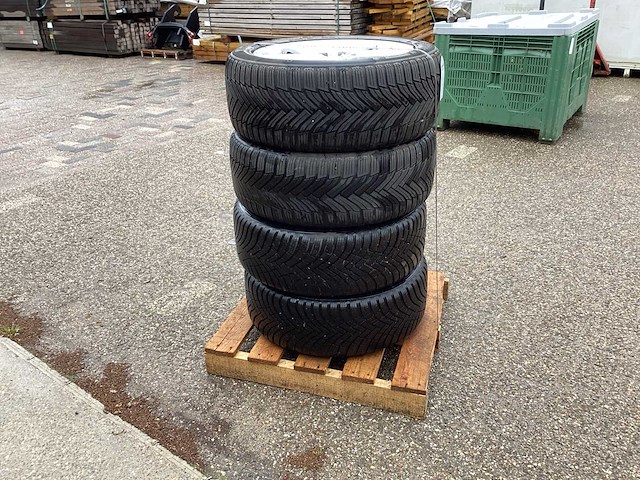 Michelin autoband met lichtmetalen velg - afbeelding 2 van  5
