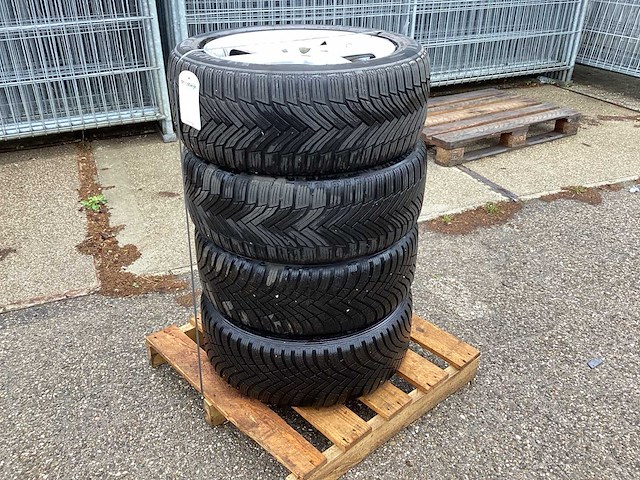 Michelin autoband met lichtmetalen velg - afbeelding 3 van  5