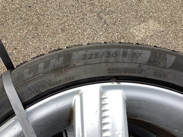 Michelin autoband met lichtmetalen velg - afbeelding 5 van  5