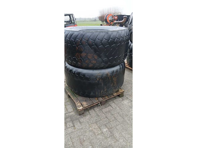 Michelin cargo x 750/45 r26.5 banden (2x) - afbeelding 1 van  3