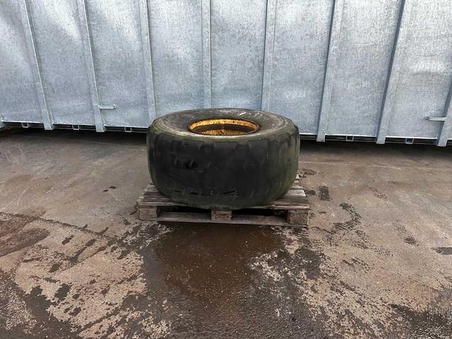 Michelin – landbouwband 525/65 r20.5 xs met velg 8-gaats (1x) - afbeelding 2 van  3