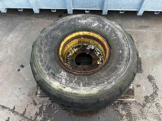 Michelin – landbouwband 525/65 r20.5 xs met velg 8-gaats (1x) - afbeelding 3 van  3