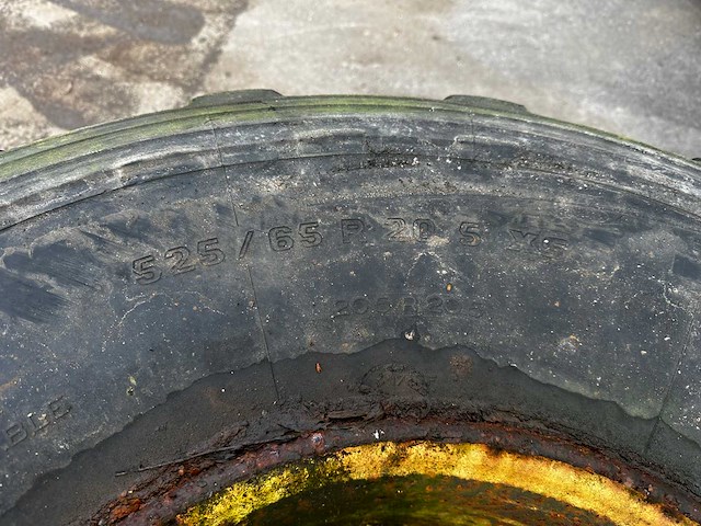 Michelin – landbouwband 525/65 r20.5 xs met velg 8-gaats (1x) - afbeelding 1 van  3