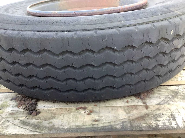 Michelin pilote xze1 295/80 r22.5 band met velg - afbeelding 3 van  4