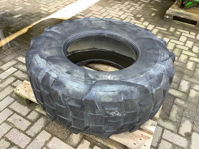 Michelin radial regroovable 18 r 22.5 band - afbeelding 1 van  3