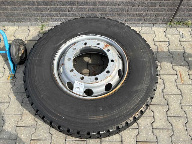 Michelin vrachtwagenband - afbeelding 2 van  4