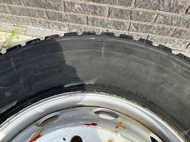 Michelin vrachtwagenband - afbeelding 3 van  4