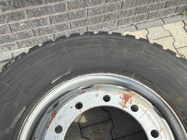 Michelin vrachtwagenband - afbeelding 4 van  4