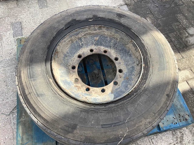 Michelin x 295/80 r22.5 band met velg - afbeelding 2 van  3