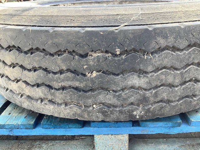 Michelin x 295/80 r22.5 band met velg - afbeelding 3 van  3