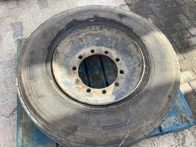 Michelin x 295/80 r22.5 band met velg - afbeelding 2 van  3