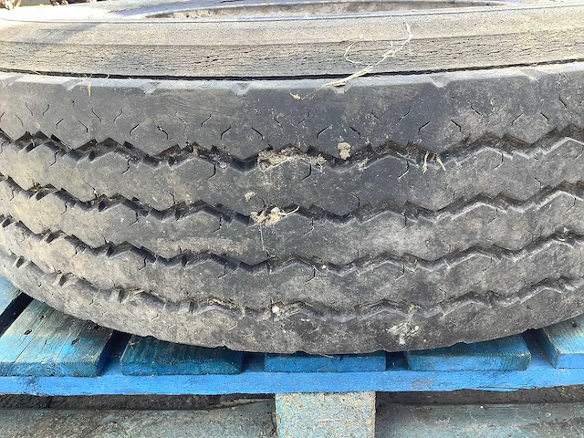 Michelin x 295/80 r22.5 band met velg - afbeelding 3 van  3