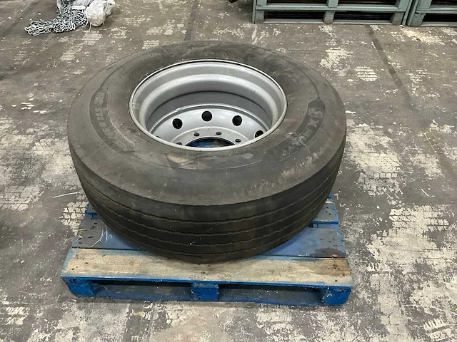 Michelin x-multi vrachtwagenband met velg - afbeelding 1 van  5