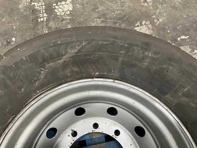 Michelin x-multi vrachtwagenband met velg - afbeelding 2 van  5