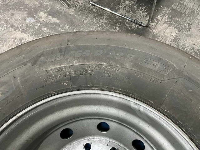 Michelin x-multi vrachtwagenband met velg - afbeelding 4 van  5