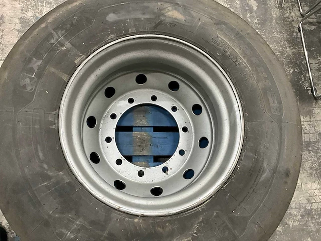 Michelin x-multi vrachtwagenband met velg - afbeelding 5 van  5