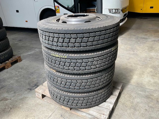 Michelin xda-ht vrachtwagen/bus band met velg - afbeelding 1 van  4