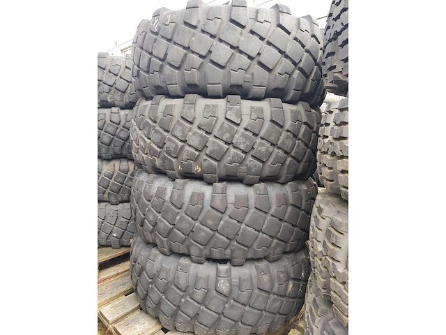 Michelin xml - 325/85r16 - banden, wielen en velgen (4x) - afbeelding 1 van  4