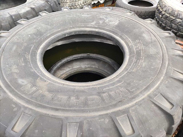 Michelin xml - 325/85r16 - banden, wielen en velgen (4x) - afbeelding 2 van  4