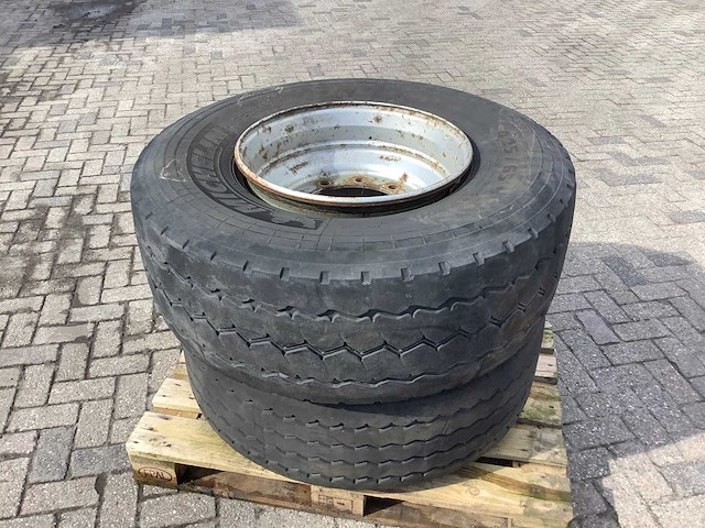 Michelin xzy3 425/65 r 22.5 band met velg (2x) - afbeelding 1 van  4