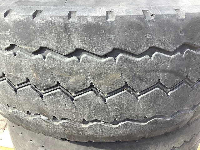 Michelin xzy3 425/65 r 22.5 band met velg (2x) - afbeelding 2 van  4
