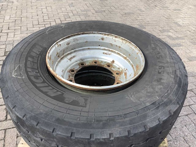Michelin xzy3 425/65 r 22.5 band met velg (2x) - afbeelding 4 van  4