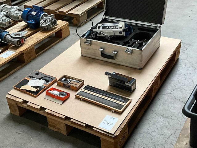 Micro polijstmachine en beugelmicrometers - afbeelding 1 van  5