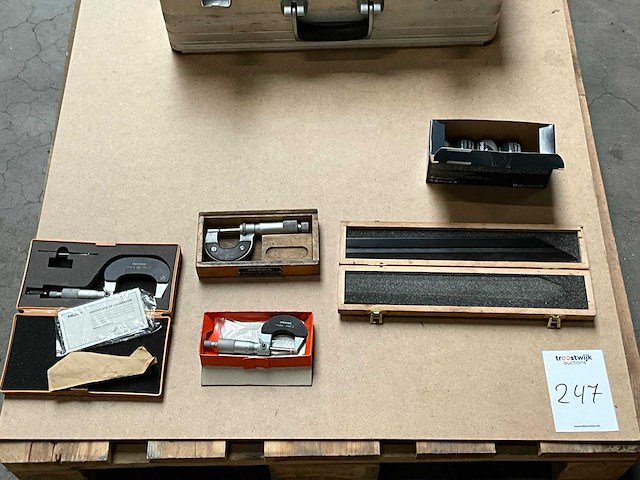 Micro polijstmachine en beugelmicrometers - afbeelding 4 van  5