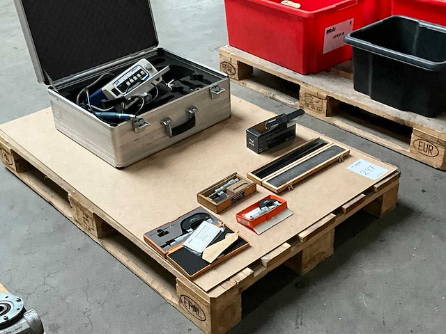 Micro polijstmachine en beugelmicrometers - afbeelding 1 van  1