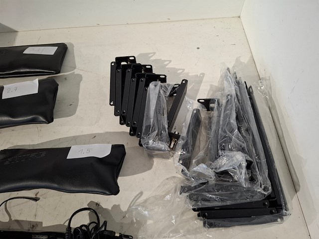 Microfoonset, shure, 4x slx4 met beltpack, 1x handheld en accesoires - afbeelding 6 van  7