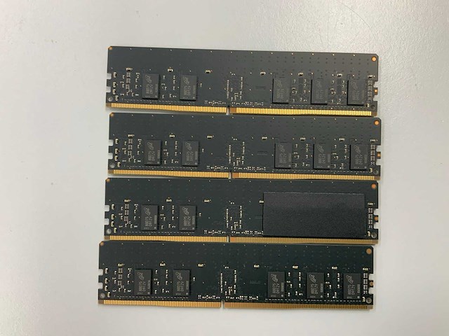 Micron technology 32gb(4x 8gb) ddr4 mta9asf1g72pz-2g6d2sk sticks - afbeelding 1 van  1