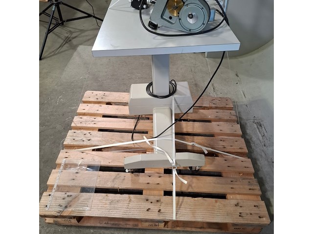Microscoop op werktafel, o.a. hal tronic - afbeelding 7 van  16