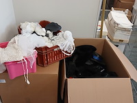 Middeleeuwse ouderwetse hoeden en kragen, maillots - afbeelding 3 van  8
