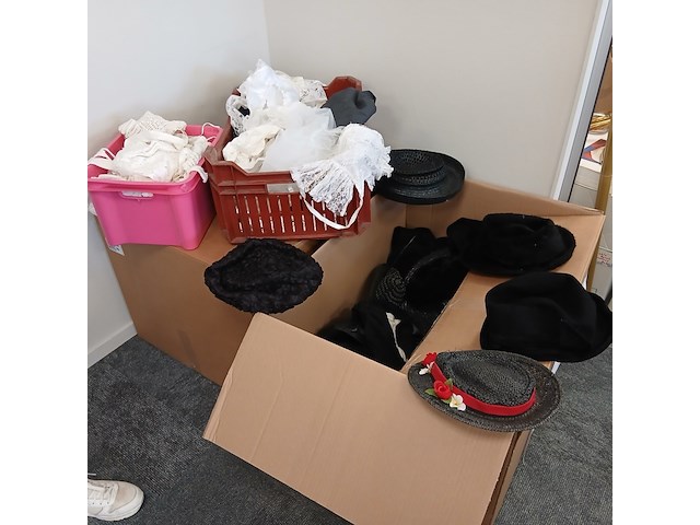 Middeleeuwse ouderwetse hoeden en kragen, maillots - afbeelding 4 van  8