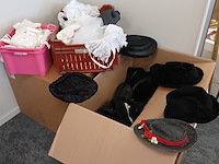 Middeleeuwse ouderwetse hoeden en kragen, maillots - afbeelding 4 van  8