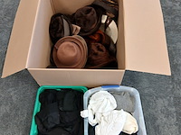 Middeleeuwse ouderwetse hoeden en kragen, maillots - afbeelding 8 van  8