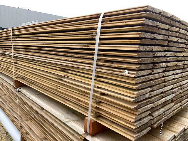 Midden europees grenen - overhangend rabatdeel 4000x145x18mm (124x) - afbeelding 1 van  8