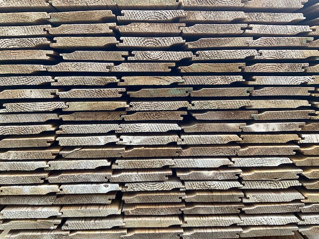 Midden europees grenen - overhangend rabatdeel 4000x145x18mm (168x) - afbeelding 4 van  5