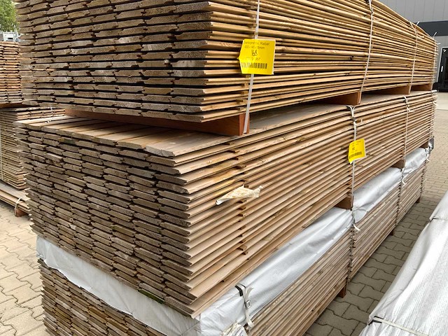 Midden europees grenen - overhangend rabatdeel 4000x145x18mm (168x) - afbeelding 1 van  1