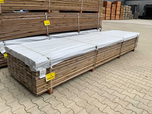 Midden europees grenen - overhangend rabatdeel 4000x145x18mm (168x) - afbeelding 1 van  8