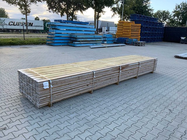 Midden europees grenen - overhangend rabatdeel 4500x145x18mm (136x) - afbeelding 2 van  7