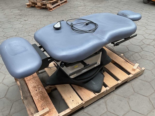 Midmark examination table - afbeelding 1 van  8