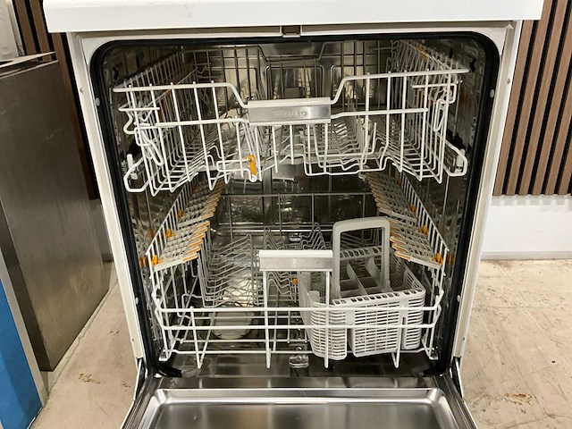 Miele pg 8130 vrijstaande vaatwasser - afbeelding 3 van  4