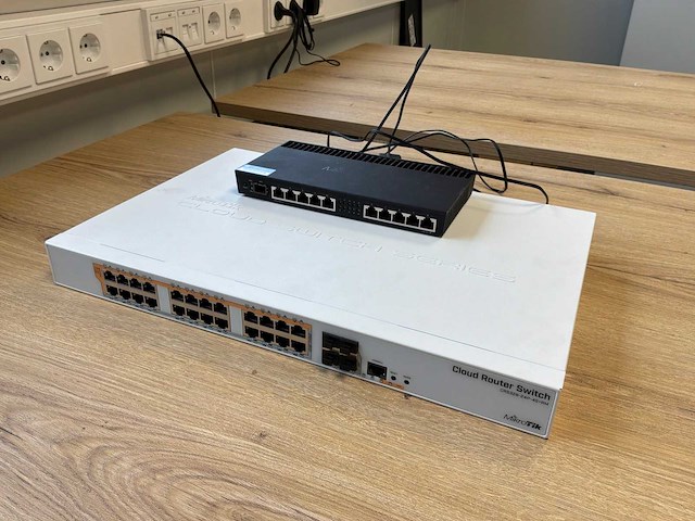Mikrotik cr328-24p/ rb401gs+rm switch & router - afbeelding 1 van  4