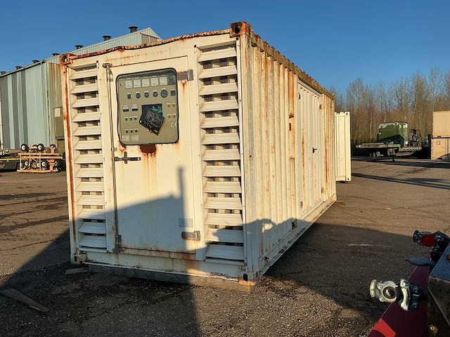 Milantractor stroomgenerator in container - afbeelding 1 van  9