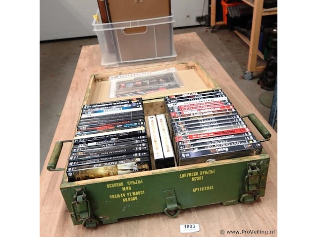 Militaire munitiekist uit het voormalige joegoslavië. gevuld met grote partij dvd's - afbeelding 1 van  5