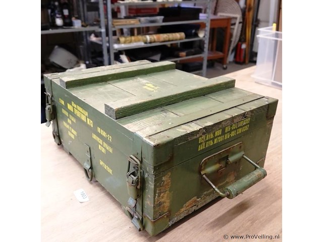 Militaire munitiekist uit het voormalige joegoslavië. gevuld met grote partij dvd's - afbeelding 4 van  5