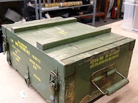 Militaire munitiekist uit het voormalige joegoslavië. gevuld met grote partij dvd's - afbeelding 4 van  5