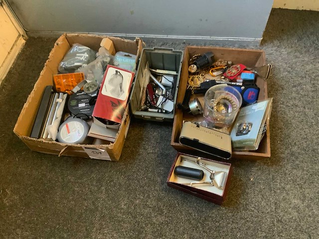 Militaria divers in 2 bakken - afbeelding 1 van  6