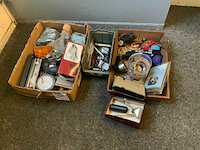 Militaria divers in 2 bakken - afbeelding 1 van  6